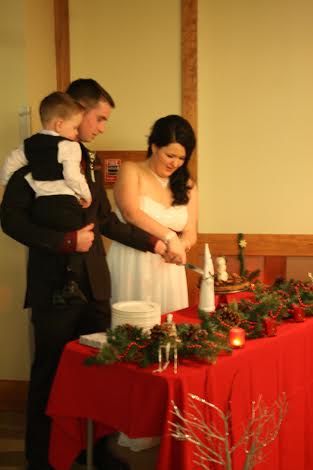 My beautiful cousin got married today in a lovely Christmas themed wedding.